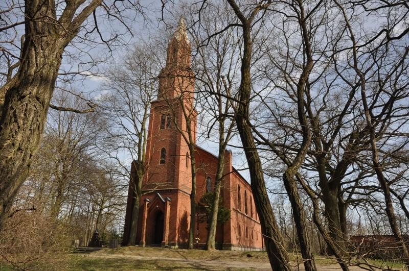 Folsztyn - kościół p.w. Piotra i Pawła wzniesiony z czerwonej cegły w 1876 r. w stylu neogotyckim.