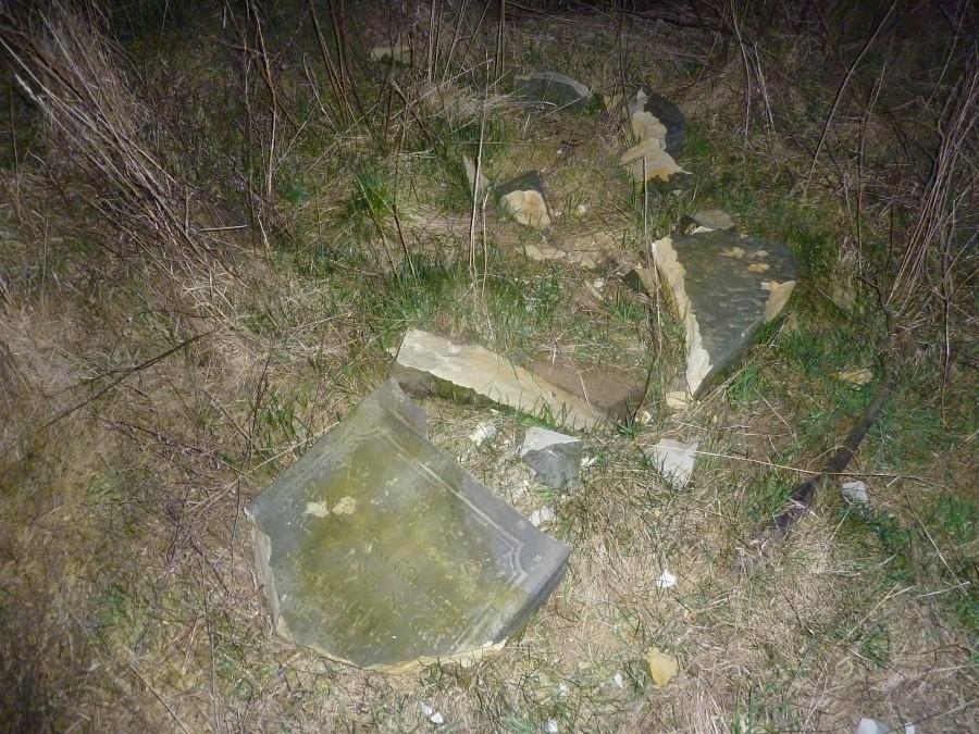 Roztrzaskana macewa. Kirkut w Błoniu