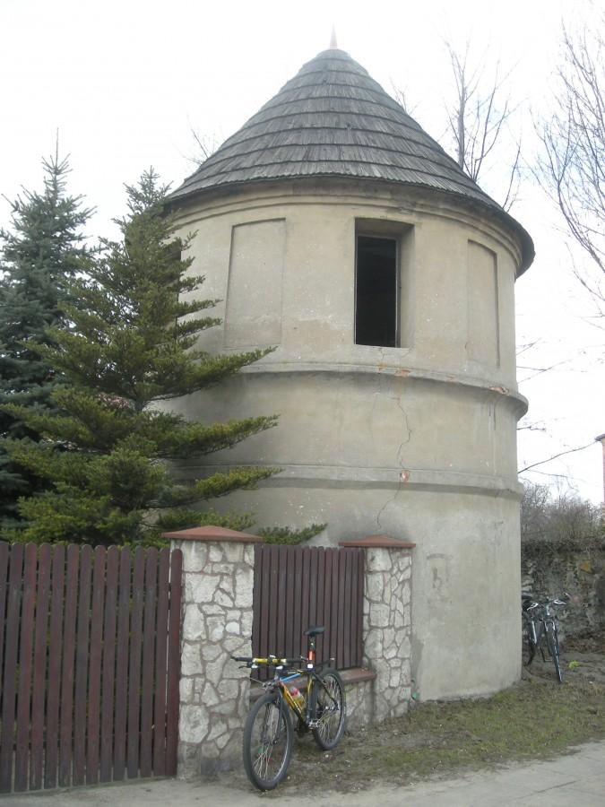 Foto zagadka Nr 63 - Baszta przy ruchliwej drodze