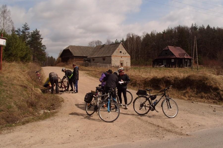 Postój w Młynkach i naprawa roweru przejezdnego rowerzysty