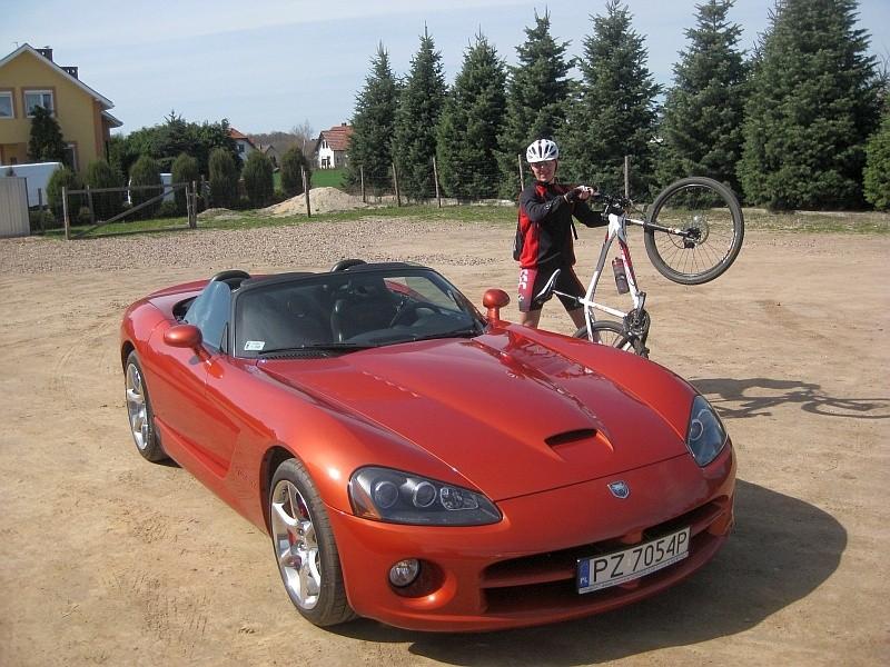nawet moje łydki nie przyćmią piękna tego auta :-))) Dodge Viper SRT (na poznańskich blachach) :-)))
