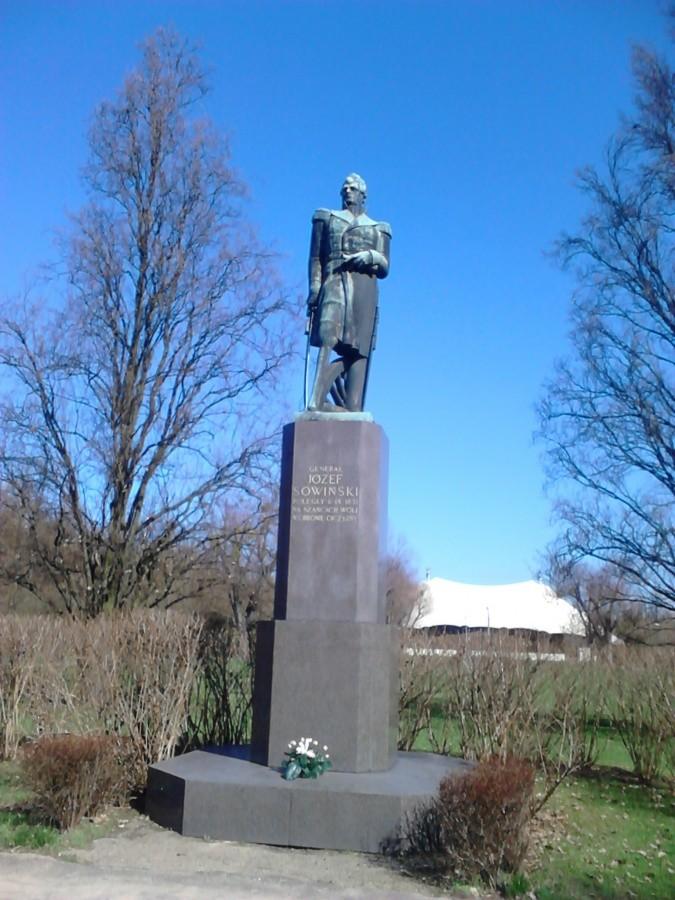 Sowiński w okopach Woli -pomnik generała