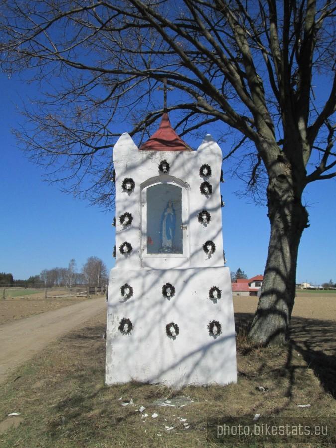 Przydrożna kapliczka Matki Bożej w Łączynie