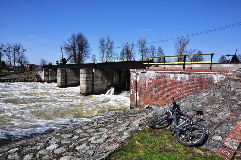 Widok na jaz - śluza nr 15 Lipica