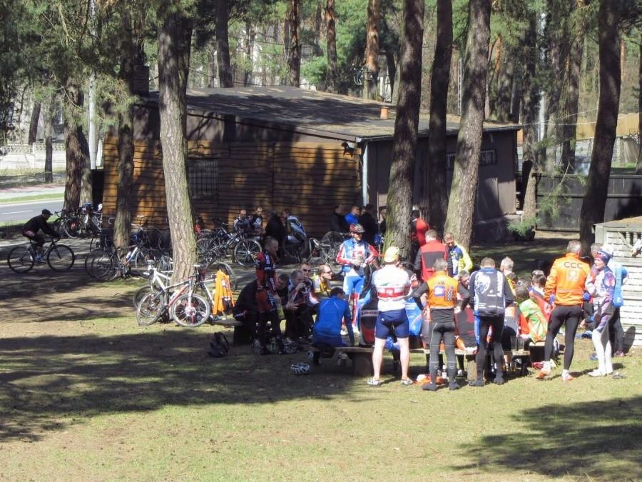 Bar Leśny jak co weekend oblężony przez rowerzystów.