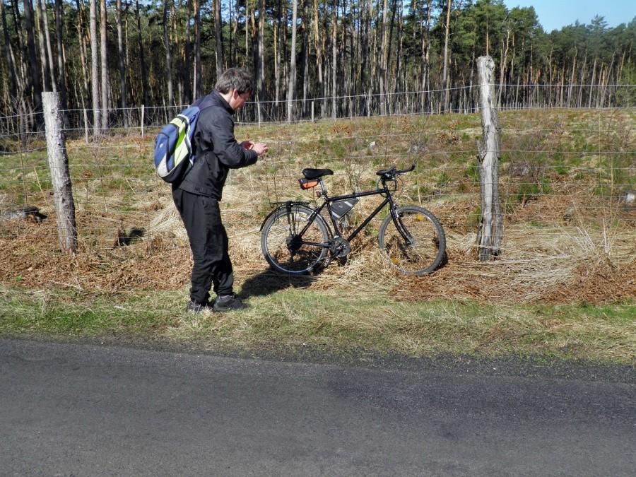 Kuba przy czynnościach kosmetycznych swego roweru.