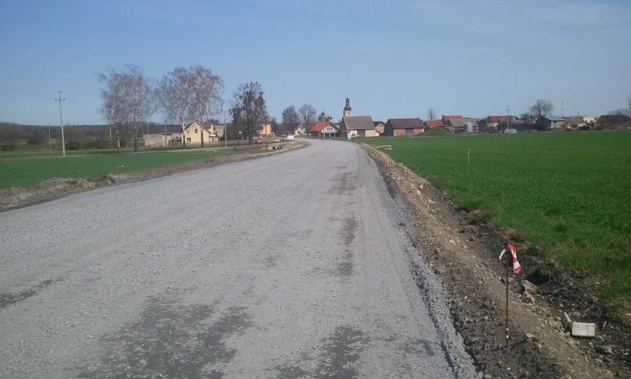 Zwinięty asfalt w Kalinowie koło G. Sw. Anny - IV 2013