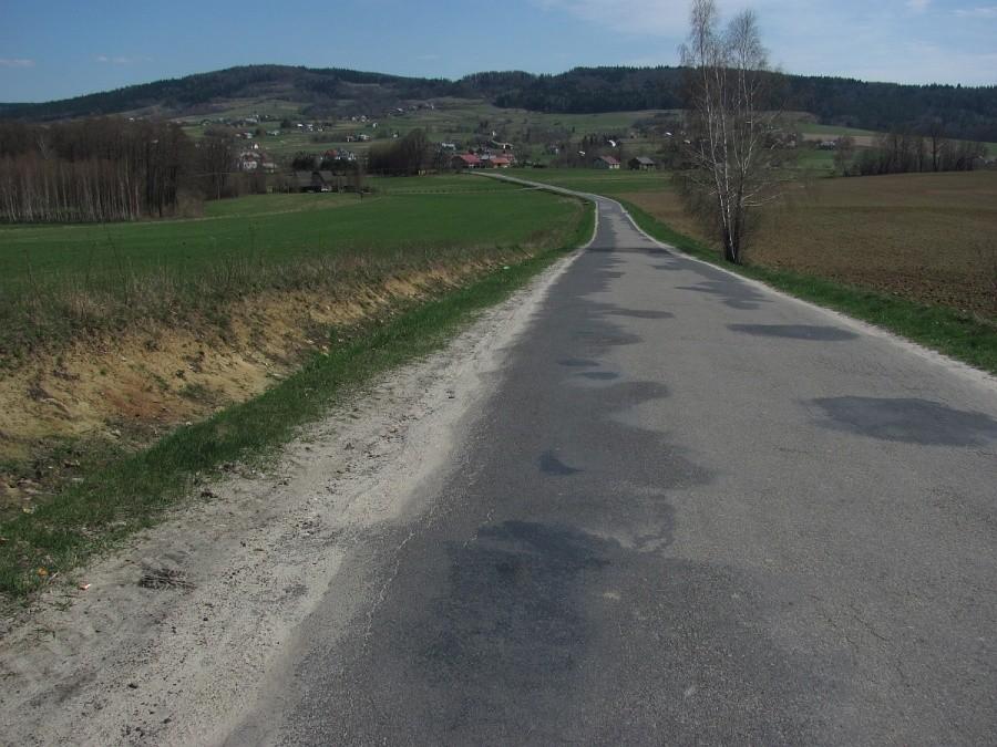 asfalt od gór w Dominikowicach