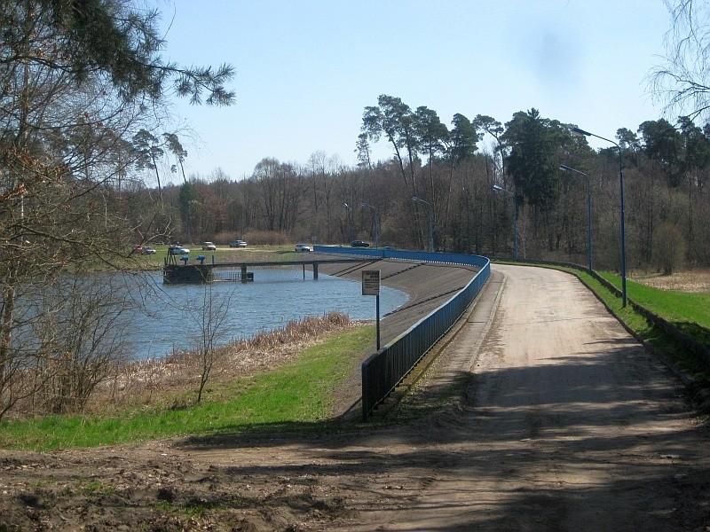 Barcinek - tama nad Jeziorem Kowalskim
