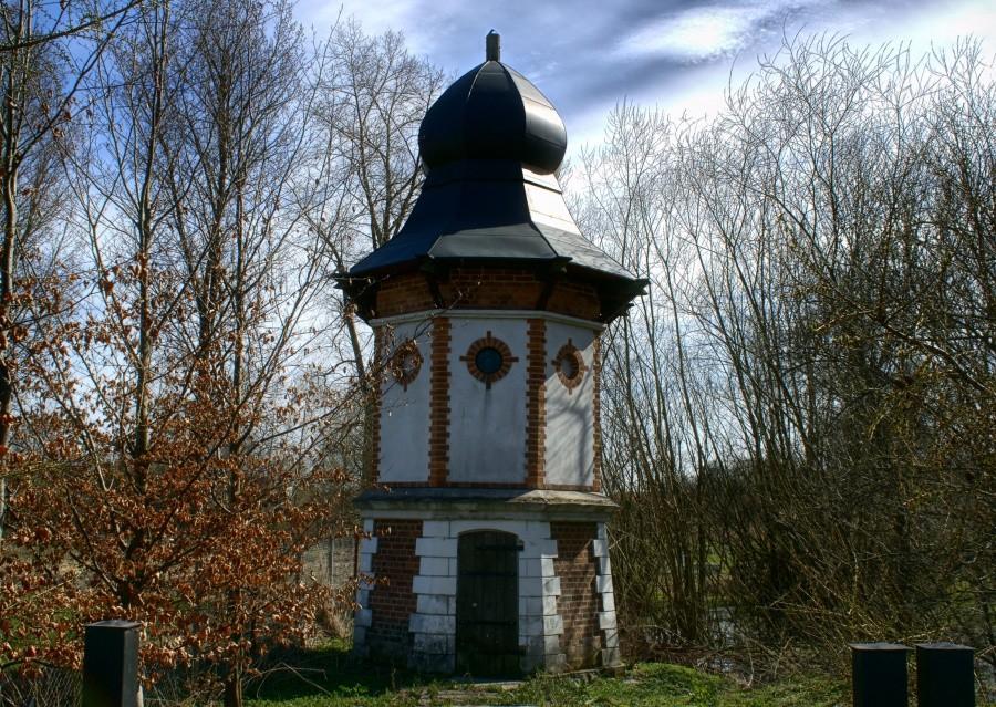 Zabytkowy murowany gołębnik z 1854 r. w formie wieży w Małkocinie