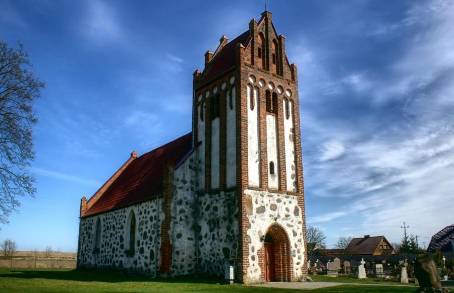 Kościół filialny p.w. św. Józefa z XV w. z głazów narzutowych w Małkocinie