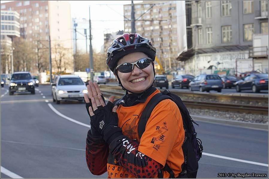 "Ania nie boi się samochodów... :-)"
