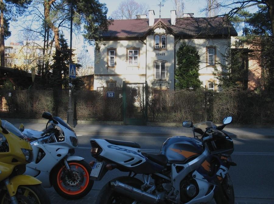 Willa Venus i motory przed cukiernią Buchmana