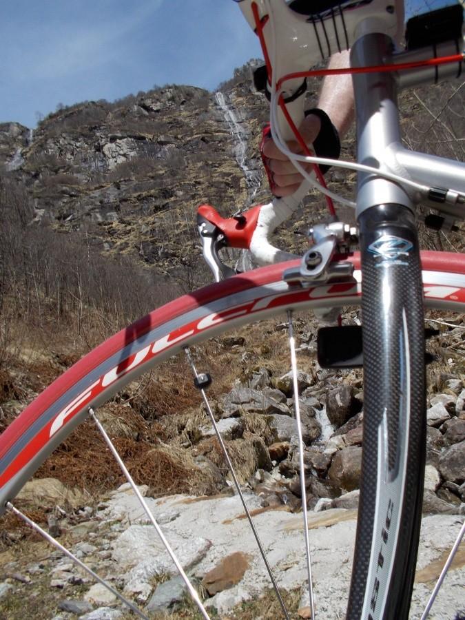 Tour przez Valle Verzasca - tama Lago di Vogorno