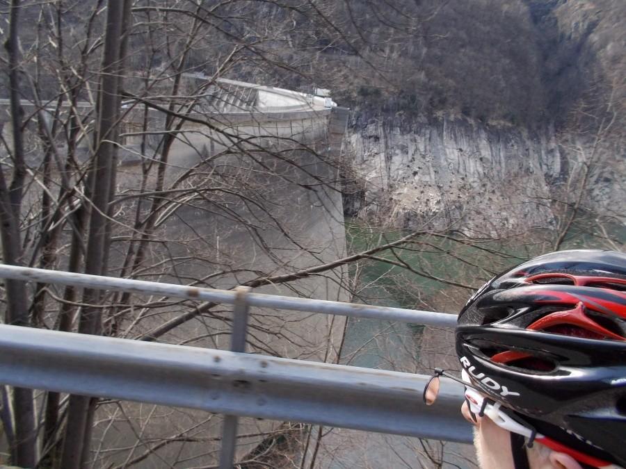 Tour przez Valle Verzasca - Tama Lago di Vogorno