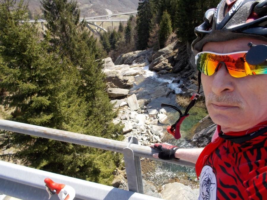 Zdobycie BIG 590 - PASSO DEL SAN BERNARDINO - serpentyny drogi i autobany
