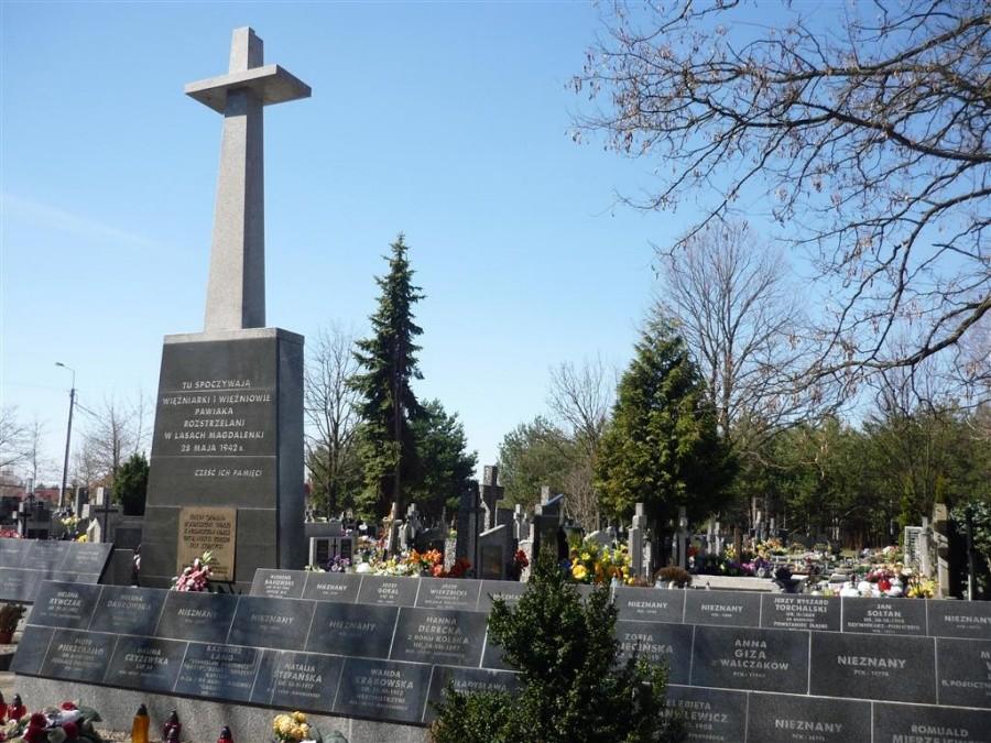 Cmentarz w Magdalence, pomnik i mogiły pomordowanych więźniów Pawiaka