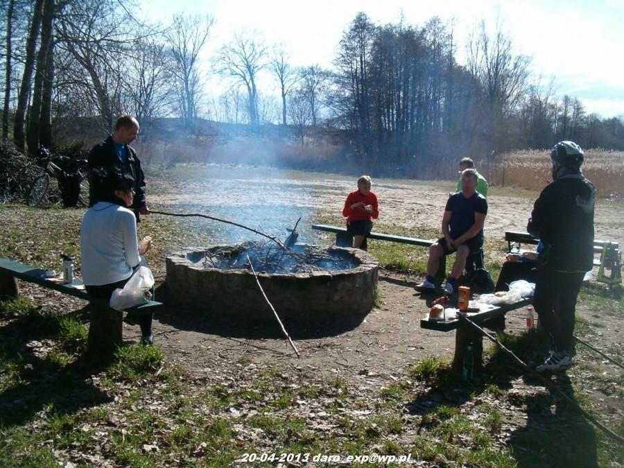 20-04-2013. Towarzysze rowerowej wycieczki przy ognisku nad jeziorem w Turze.