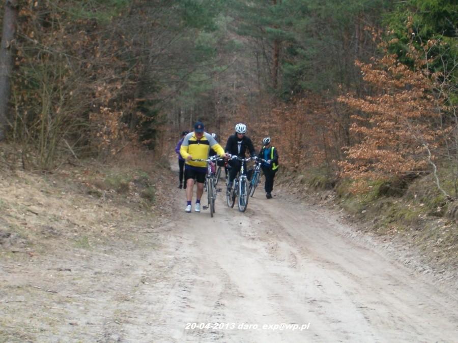 20-04-2013. Ekipa rowerowa na leśnym podjeździe.
