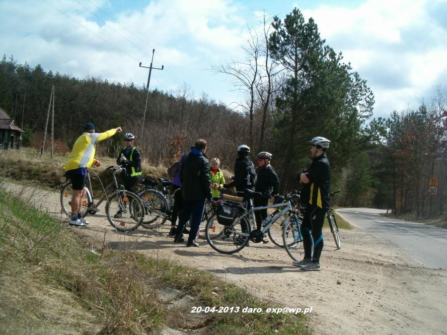 20-04-2013. Sobotnia wycieczka. Mały postój przy drodze do Młynek.