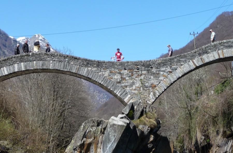 Tour przez Valle Verzasca - słynny Römerbrücke