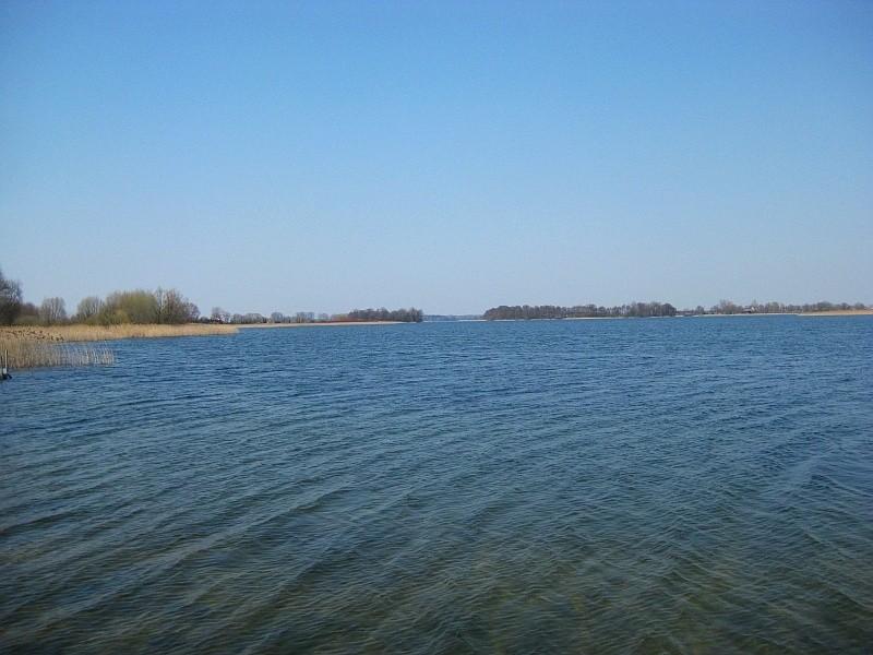 Jezioro Lednickie - widok z plaży w Lednogórze
