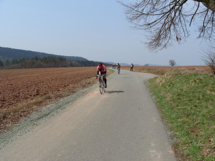 Po drodze mija nas peleton niezbyt szybkich ;)) kolaży. Z Anią jechaliśmy w przeciwną stronę tak że nie mieliśmy okazji pokazać jaka prędkość jest obowiązkowa ;)).