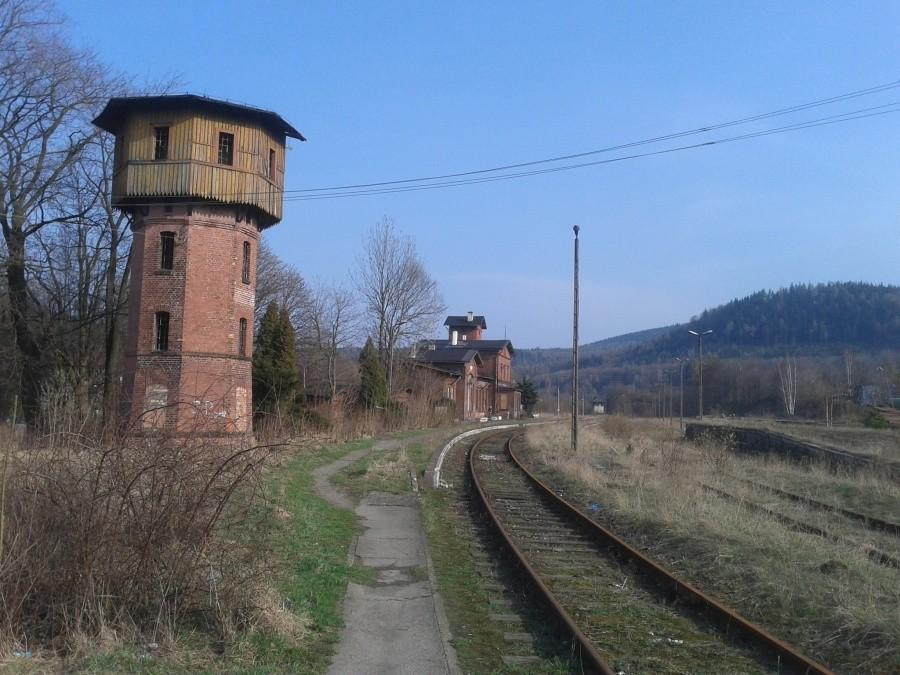 Stacja PKP w Szczytnej jak na razie bida z nędzą czyli wszystko bardzo zaniedbane.