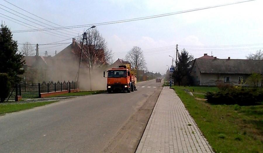 W Olzie sprzątają, a raczej rozrzucają piasek, żwir spod krawężników po całej drodze.