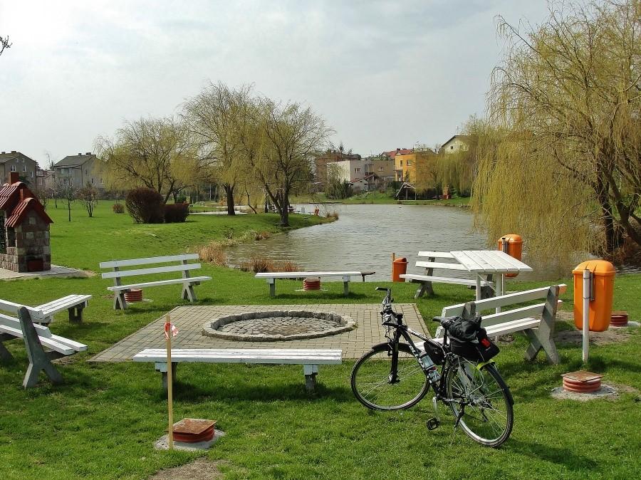 Jeszcze nie ma zadaszenia nad paleniskiem.
