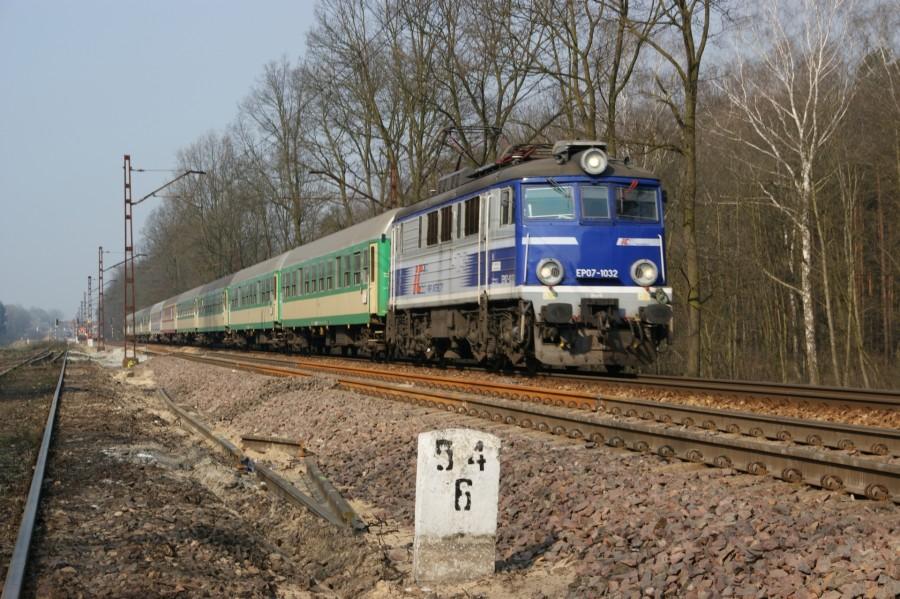 EP07-1032 z TLK do Krakowa Głównego chwilę po minięciu Sławięcic