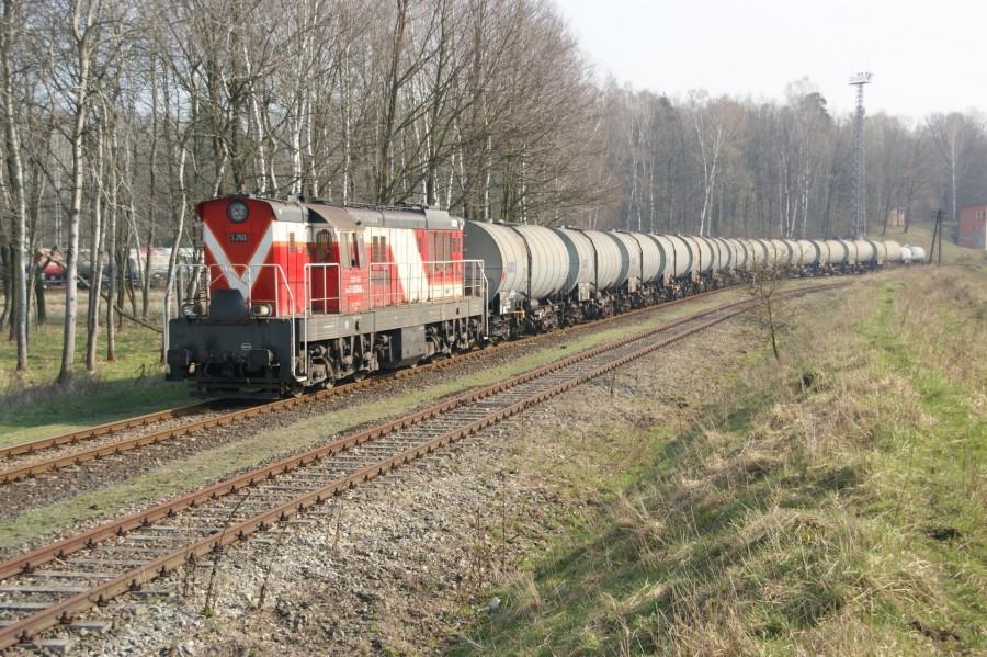 S200-260 DBSRP wyciąga 14 beczek benzenu z Blachowni pociąg jedzie do Chałupek