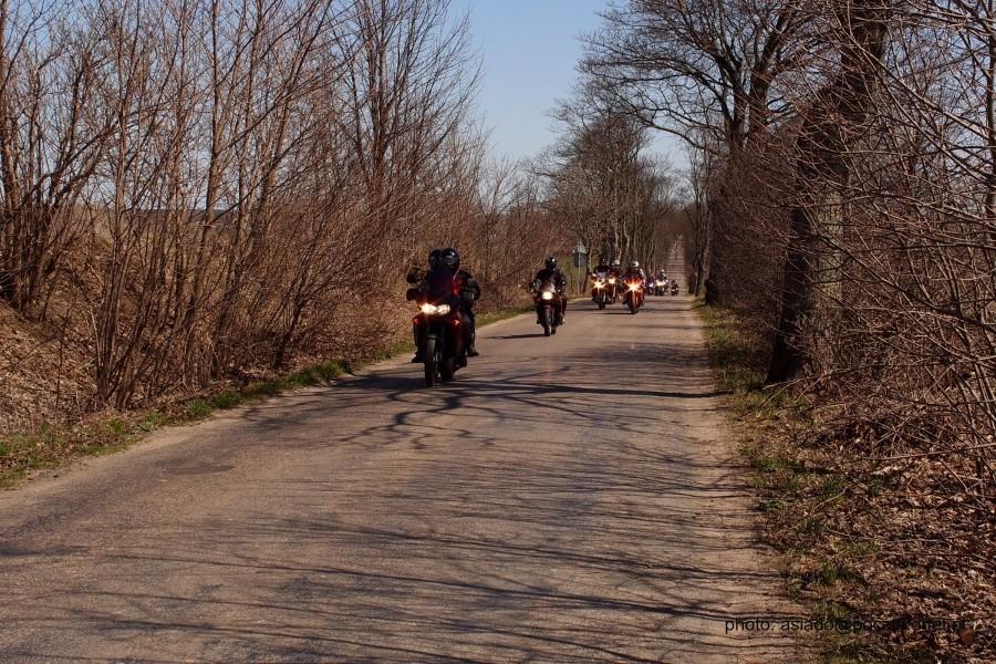 Motocykliści w drodze na zlot