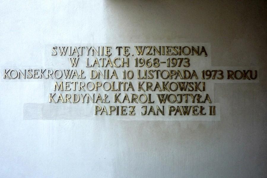 Przed wejściem do kościoła w Pisarzowicach