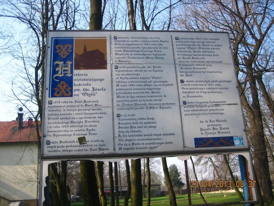 tablica opisująca dzieje kościoła na osiedlu Otylia pomiędzy Zgodą a Nowym Bytomiem