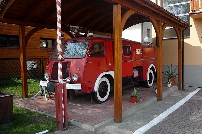Zabytkowy samochód straży przy OSP w Międzybrodziu Bialskim