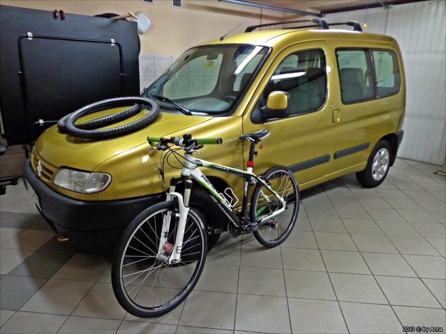 Moje auto pełni różne funkcje. Dziś robi za półkę i stojak rowerowy :D