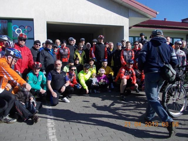 Przed szkołą podstawową w Szydłowie