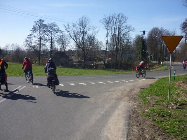 Tu się rozdzieliliśmy - rowerzyści z Czarnkowa na prawo, reszta grupy na lewo