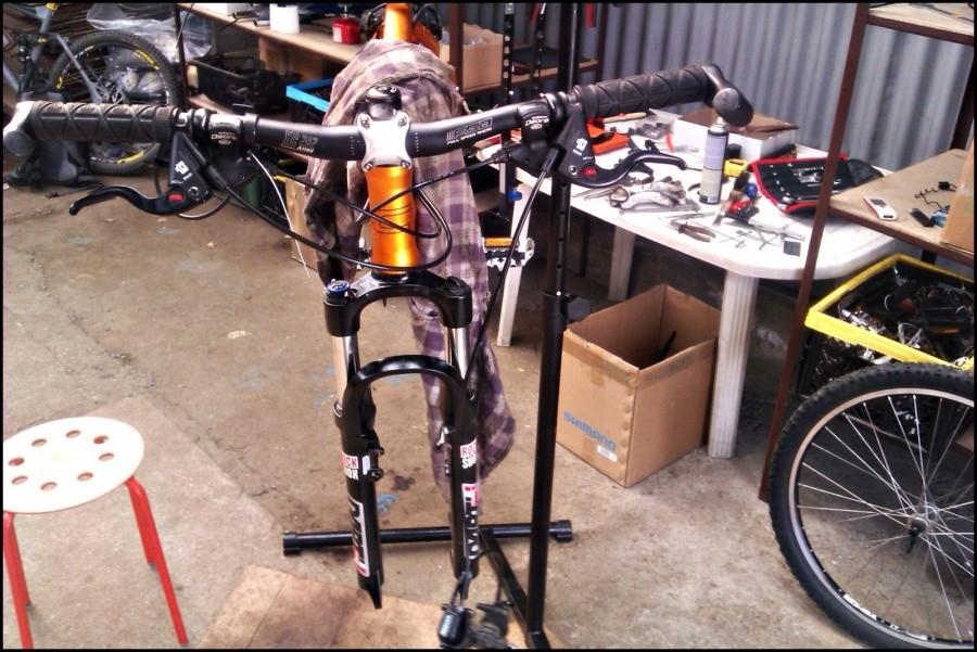 Rock Shox Dart 3 po założeniu do roweru.