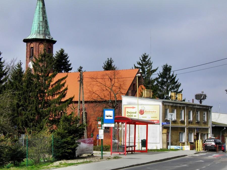 Dzielnica Warszewo - kościół a obok gniazdo bocianie.