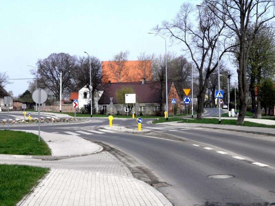 Centrum Będargowa, w lewo droga do Warnika, prosto do Stobna.
