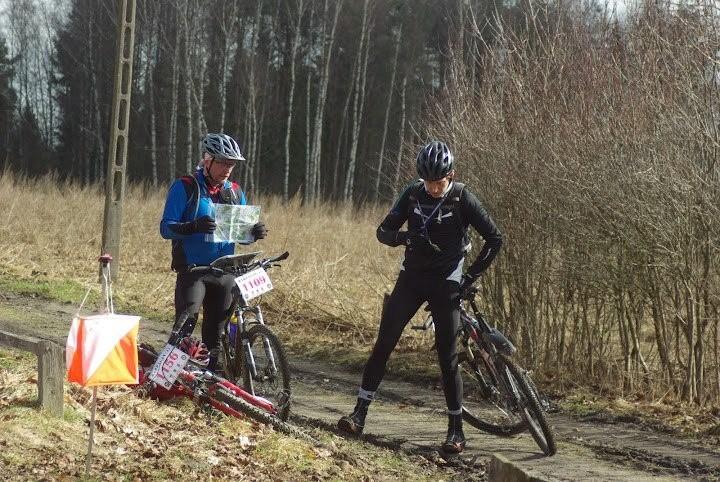 Dwóch mądrych ludzi rozkminia mapę