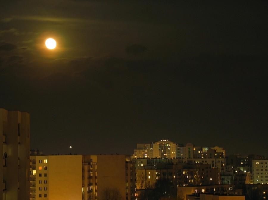 Ursynów ksizycową nocą