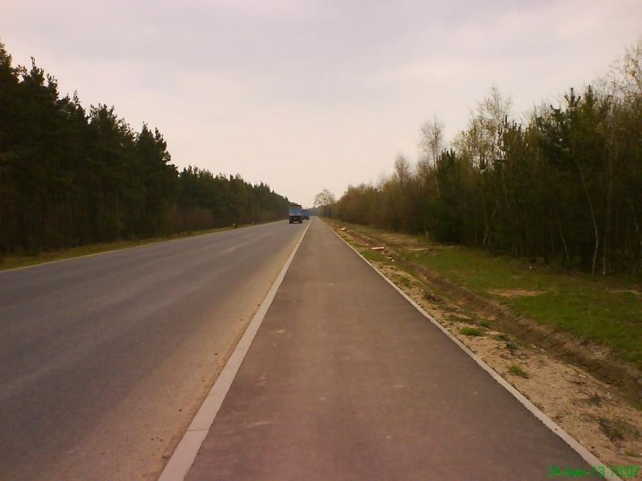 Szeroko, że TIRy mogłyby zawracać i do tego asfaltowa DDR nawet poza zabudowanym