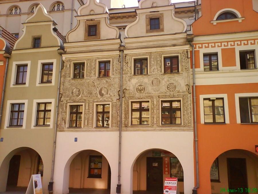 Miniaturowe kamienice w centrum Legnicy. Pod słońce, ale jakoś wyszło