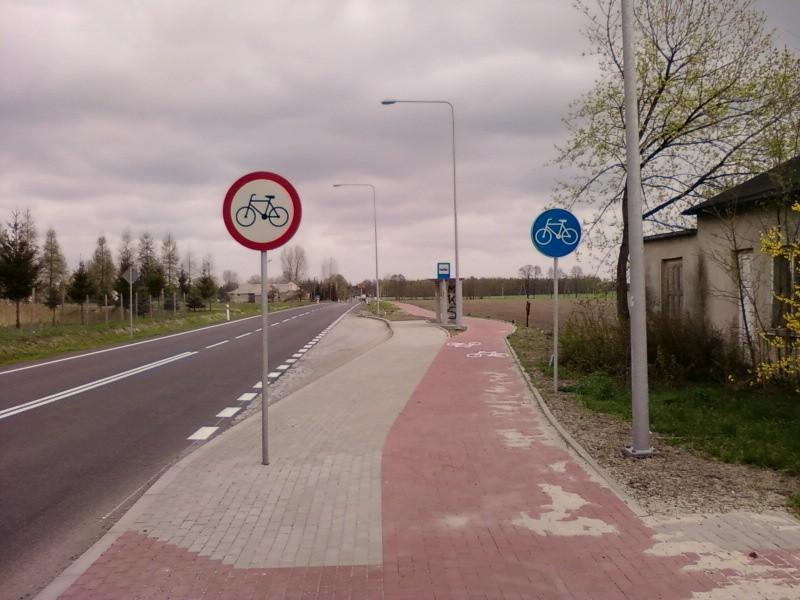 DDR wzdłuż drogi wojewódzkiej 703