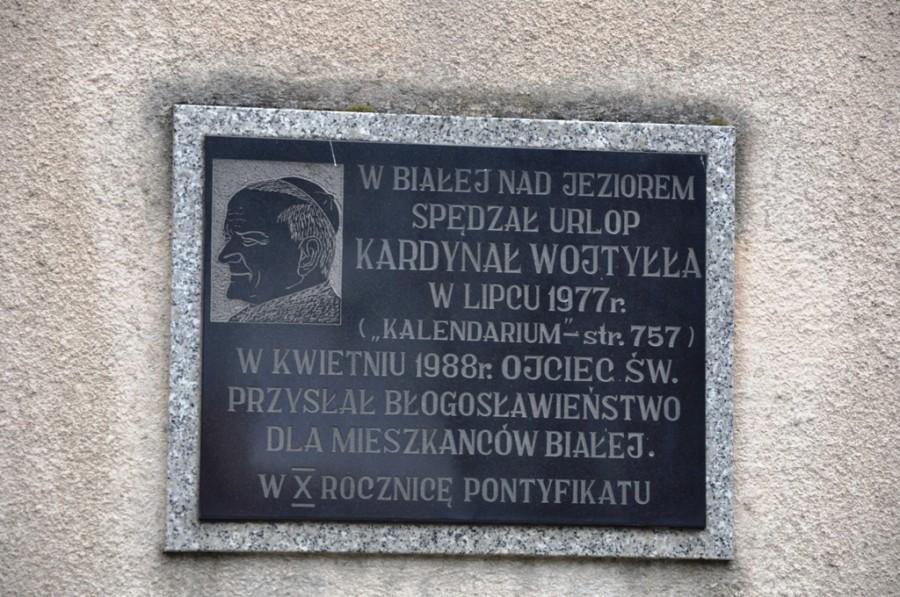 Tablica pamiątkowa umieszczona na kościele