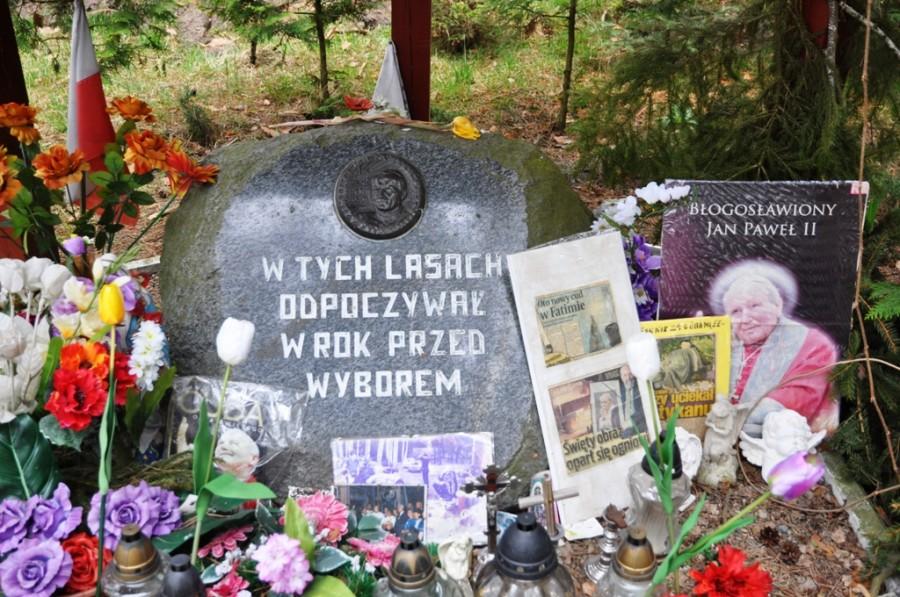 Zbliżenie na kamień pamiątkowy wewnątrz kapliczki...