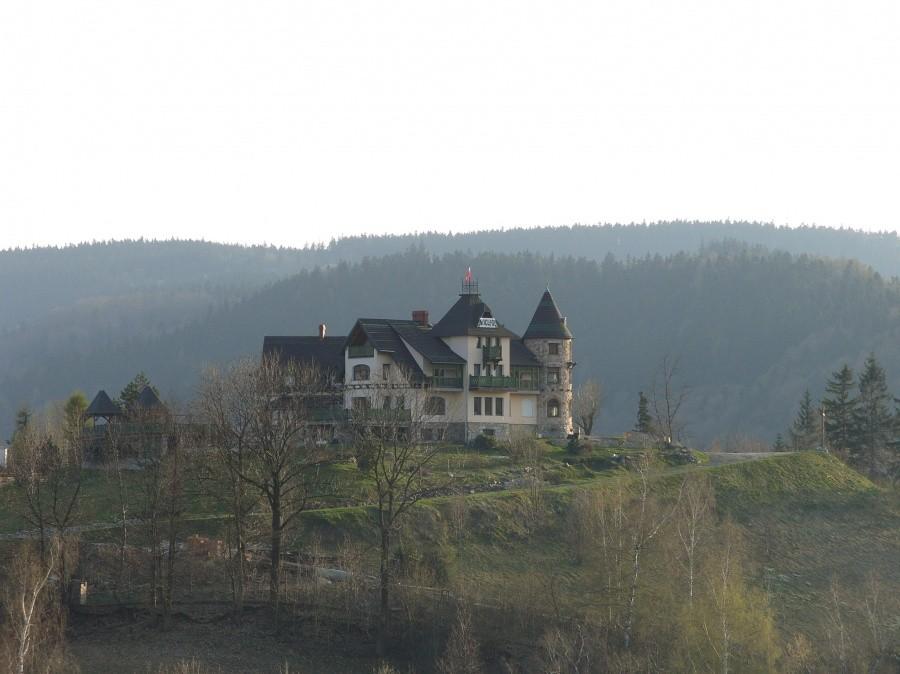Hotel w Dusznikach na wzgórzu i piękne widoki dokoła niego.